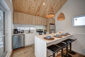 Fridge, microwave, oven, stovetop - Spa and Nature, with River Access! (Sainte-Béatrix)