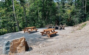 Outdoor dining - Spa and Nature, with River Access! (Sainte-Béatrix)