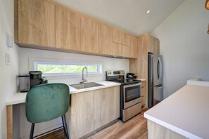 Een koelkast, een microgolfoven, een oven, een kookplaat