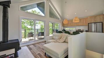 Een televisie en een open haard