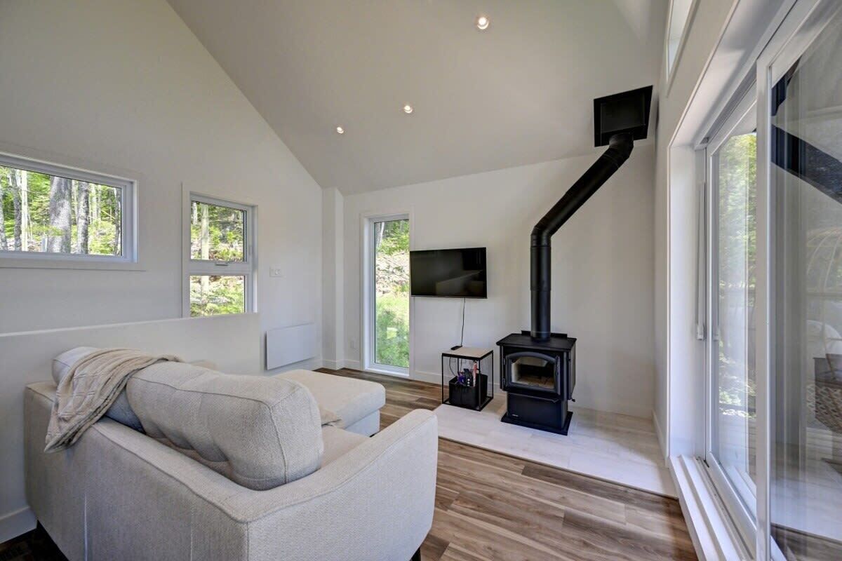 Een televisie en een open haard