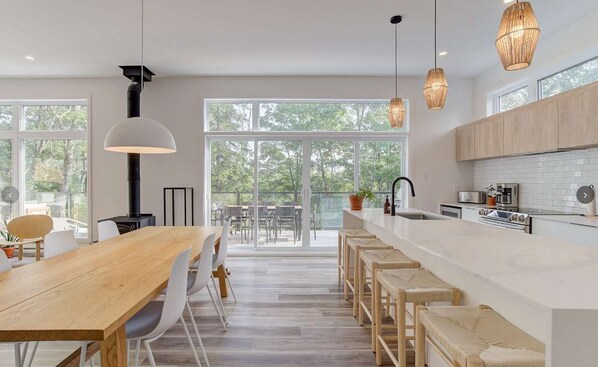 Réfrigérateur, four à micro-ondes, un four, surface de cuisson