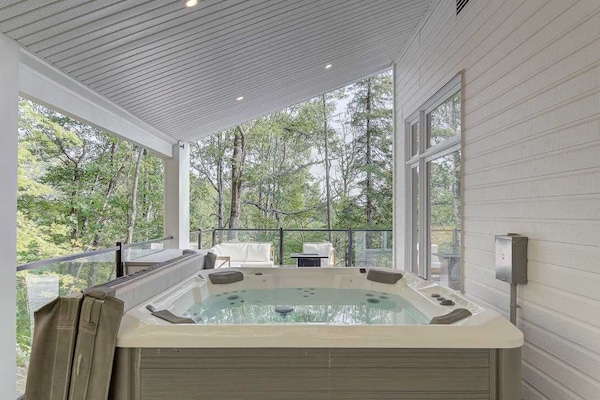 Indoor spa tub