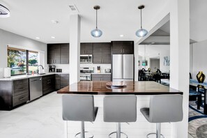 Réfrigérateur, four à micro-ondes, un four, surface de cuisson