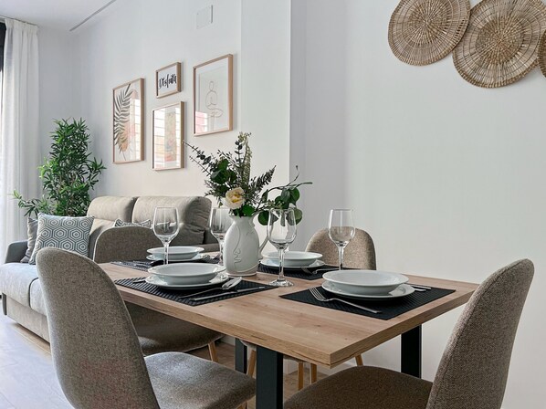 Dining - Estudio Accesible Junto a Mercado Típico Picú Home (Málaga)