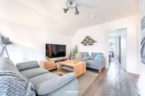 Fernseher, Kamin, Videothek