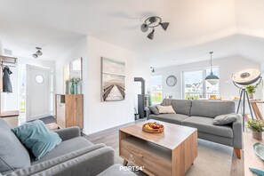 TV, fireplace, video library - Nicks Seestern - in Ostseenähe, Hafenblick in 2. Reihe, Whirlwanne, Kamin (Olpenitz)