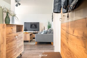 Televisión, chimenea y videoteca