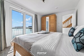 2 quartos, escrivaninha, ferros/tábuas de passar roupa, berço de viagem