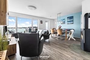 TV, caminetto, lettore DVD, libri