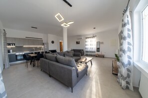 Smart TV, chimenea y libros 