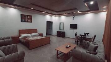 Deluxe Double Room | Soundproofing, iron/ironing board, free WiFi