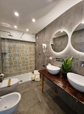 Douche, sèche-cheveux, bidet, serviettes fournies