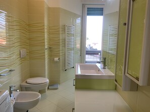 Appartement Ville, 2 chambres, balcon, vue montagne | Salle de bain
