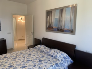 2 habitaciones, tabla de planchar con plancha, cunas y wifi gratis
