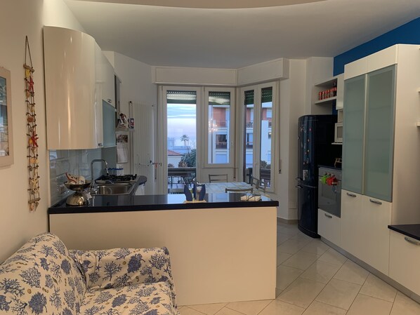 Appartement Ville, 2 chambres, balcon, vue montagne | Cuisine privée