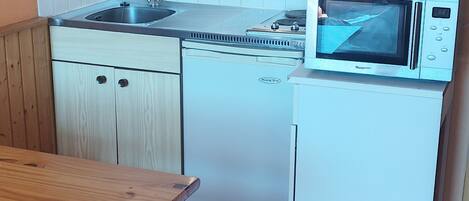 Refrigerador, microondas, parrilla de estufa y cafetera y tetera