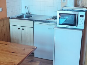 Fridge, microwave, stovetop, coffee/tea maker - Studio on the slopes, pets allowed, 1st floor (Les Adrets-Prapoutel)