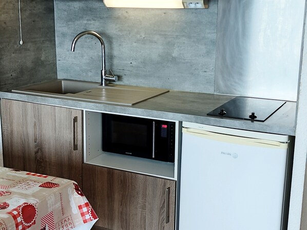 ثلاجة، ميكروويف، موقد طهي مسطح، ماكينة لصنع القهوة/الشاي