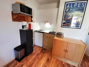 Een koelkast, een microgolfoven, een kookplaat