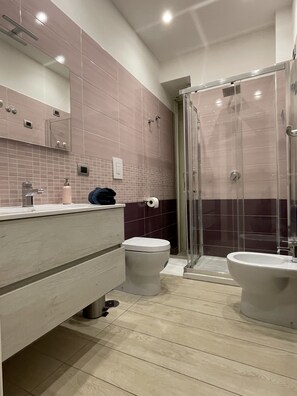 Standardzimmer | Badezimmer | Regendusche, Haartrockner, Bidet, Handtücher