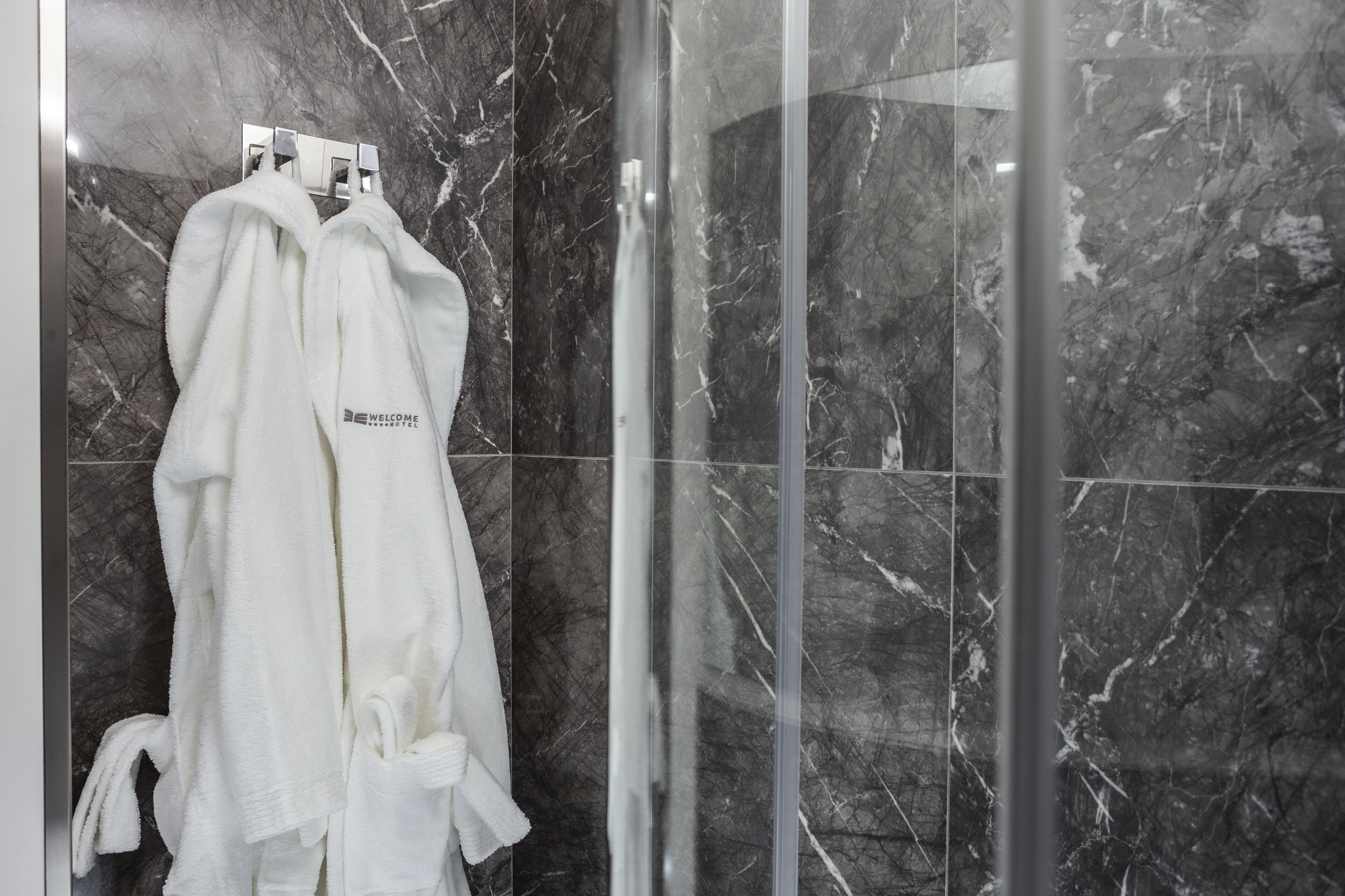 Habitación Deluxe | Baño | Artículos de higiene personal gratuitos, secador de pelo y zapatillas