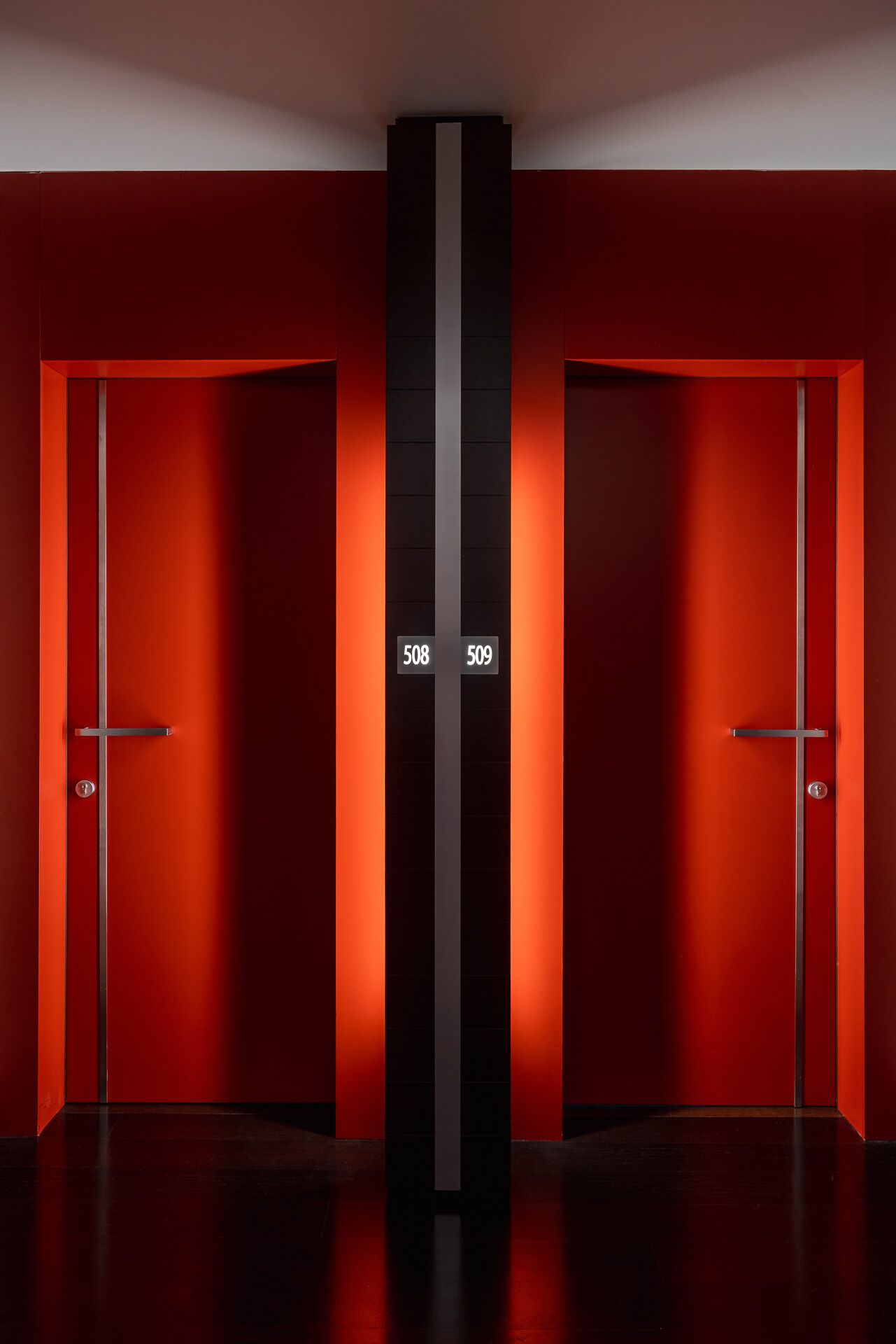 Un ascensore moderno con due porte, ciascuna contrassegnata da un numero.