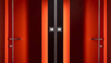 Un ascensore moderno con due porte, ciascuna contrassegnata da un numero.