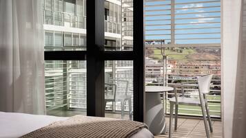 Comfort Room | Minibar, in-room safe, desk, laptop workspace