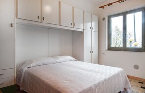 2 bedrooms, travel cot, free WiFi