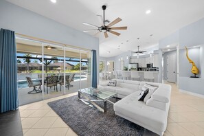 Smart TV, fireplace, stereo, offices - Enjoy own small beach w hammock, perfect location freshly renovated ins. and out (Cape Coral)