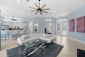 Smart-TV, peis, stereoanlegg og kontorer