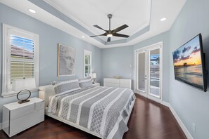 4 soverom, skrivebord, strykejern/-brett og reiseseng for barn