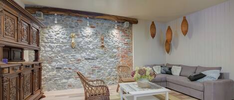 Family House, Multiple Bedrooms (La Valbinella Few Meters From Varese) | Living area
