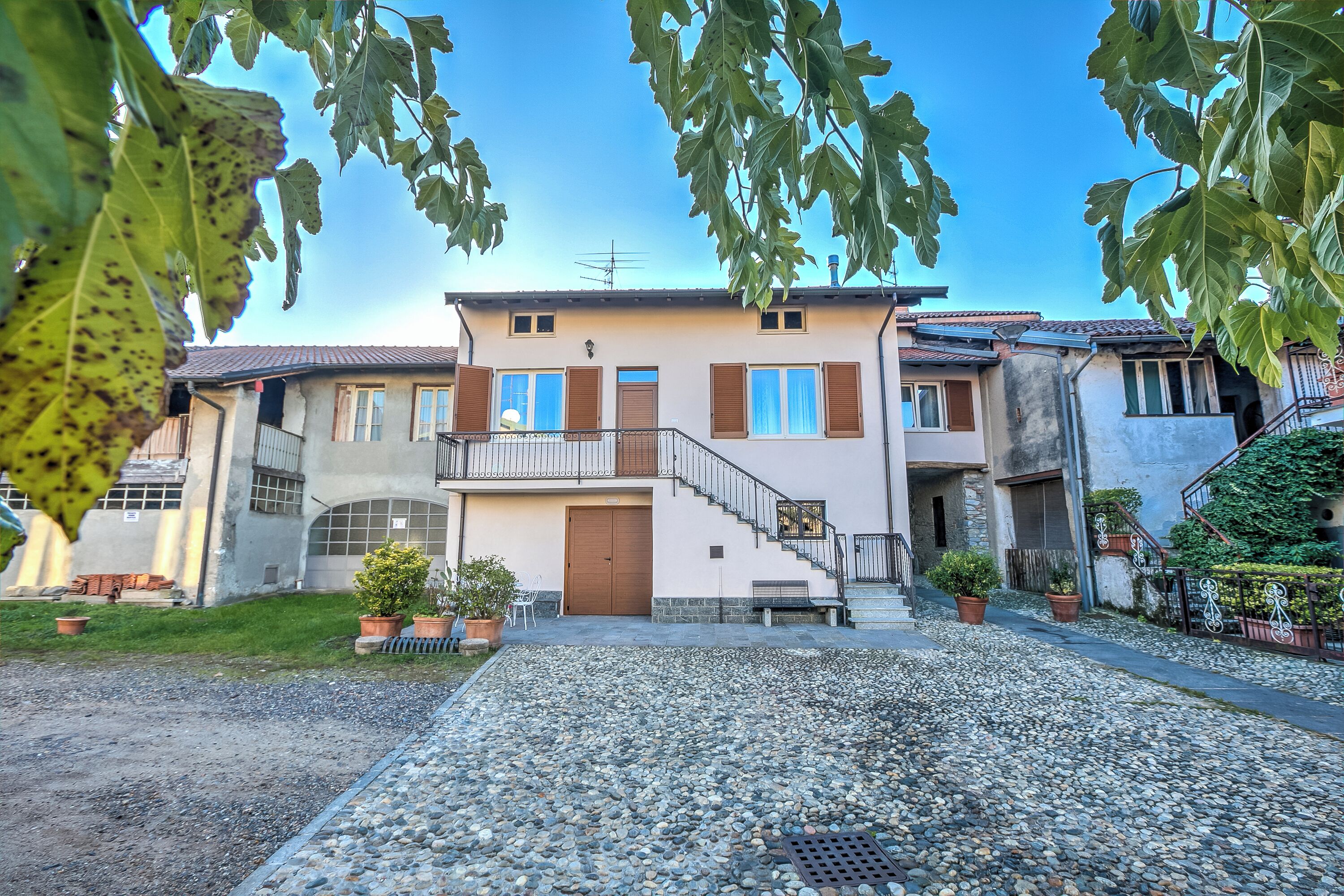 Nhà dành cho gia đình, nhiều phòng ngủ (La Valbinella Few Meters From Varese) | Ngoại thất