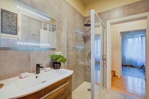 Family House, Multiple Bedrooms (La Valbinella Few Meters From Varese) | Bathroom | Shower, hair dryer, bidet, towels - La Valbinella Few Meters From Varese Lake (Gavirate)
