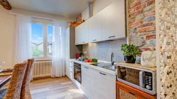 Rumah Keluarga, 2 kamar tidur, balkon (La Valbinella Few Meters From Varese) | Dapur pribadi