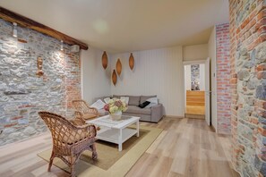 21-inch flat-screen TV with cable channels - La Valbinella Few Meters From Varese Lake (Gavirate)