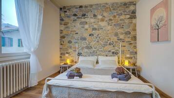 2 kamar tidur, setrika/meja setrika, Wi-Fi gratis, dan seprai linen