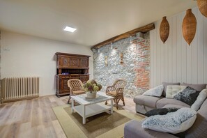 Family House, Multiple Bedrooms (La Valbinella Few Meters From Varese) | Living area | 21-inch flat-screen TV with cable channels