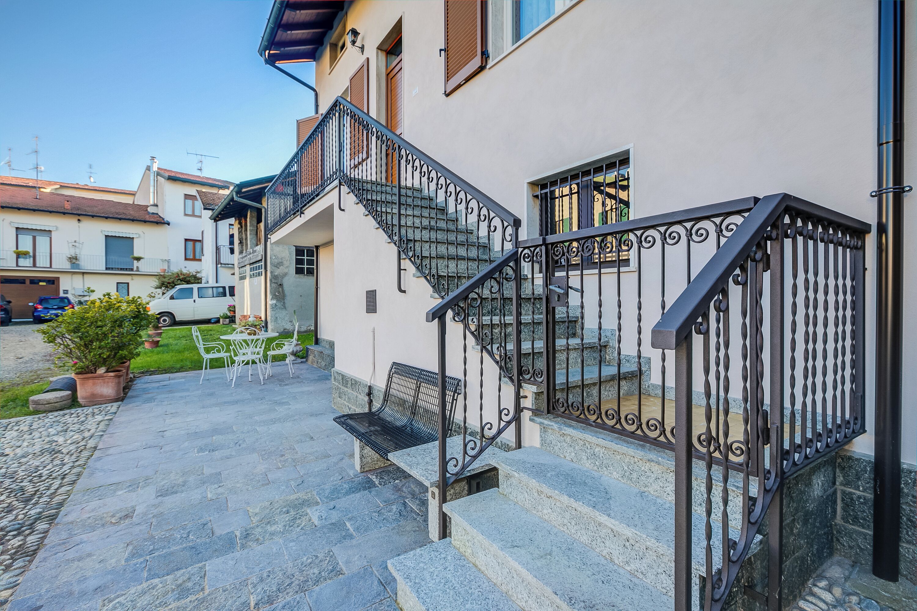 Nhà dành cho gia đình, nhiều phòng ngủ (La Valbinella Few Meters From Varese) | Ngoại thất