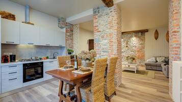 Nhà dành cho gia đình, nhiều phòng ngủ (La Valbinella Few Meters From Varese) | Bếp riêng | Tủ lạnh, lò vi sóng, lò nướng, bếp nấu