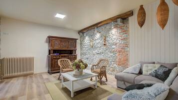 Rumah Keluarga, beberapa kamar (La Valbinella Few Meters From Varese) | Area keluarga | Televisi layar datar 21-inci dengan saluran TV kabel