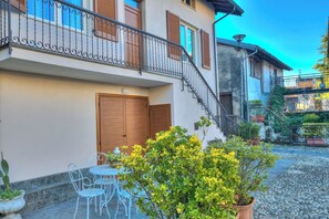 Outdoor dining - La Valbinella Few Meters From Varese Lake (Gavirate)