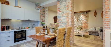 Maison Familiale, plusieurs chambres (La Valbinella Few Meters From Varese) | Cuisine privée | Réfrigérateur, micro-ondes, four, plaque de cuisson