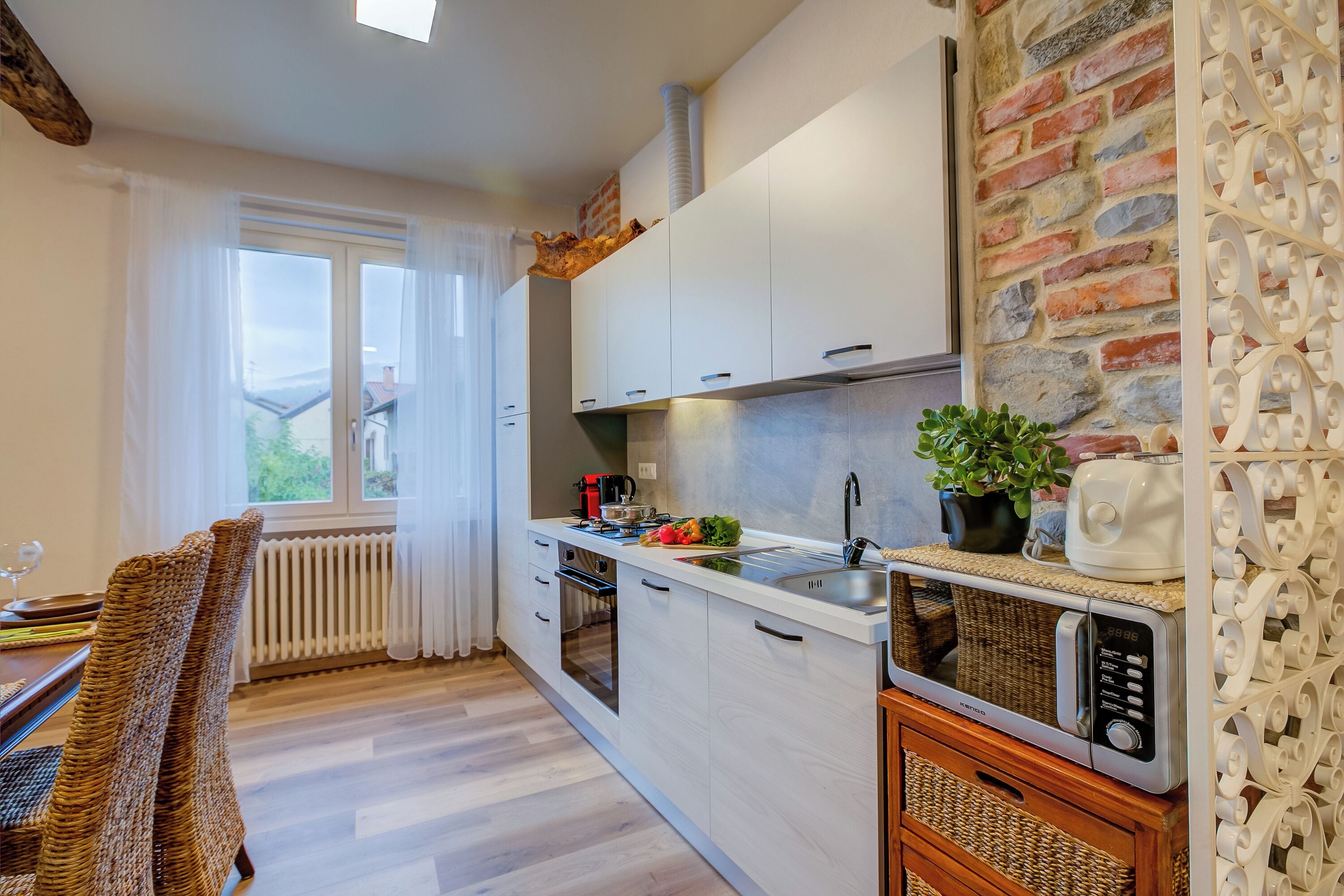 Rumah Keluarga, beberapa kamar (La Valbinella Few Meters From Varese) | Dapur pribadi | Lemari es, microwave, oven, dan kompor