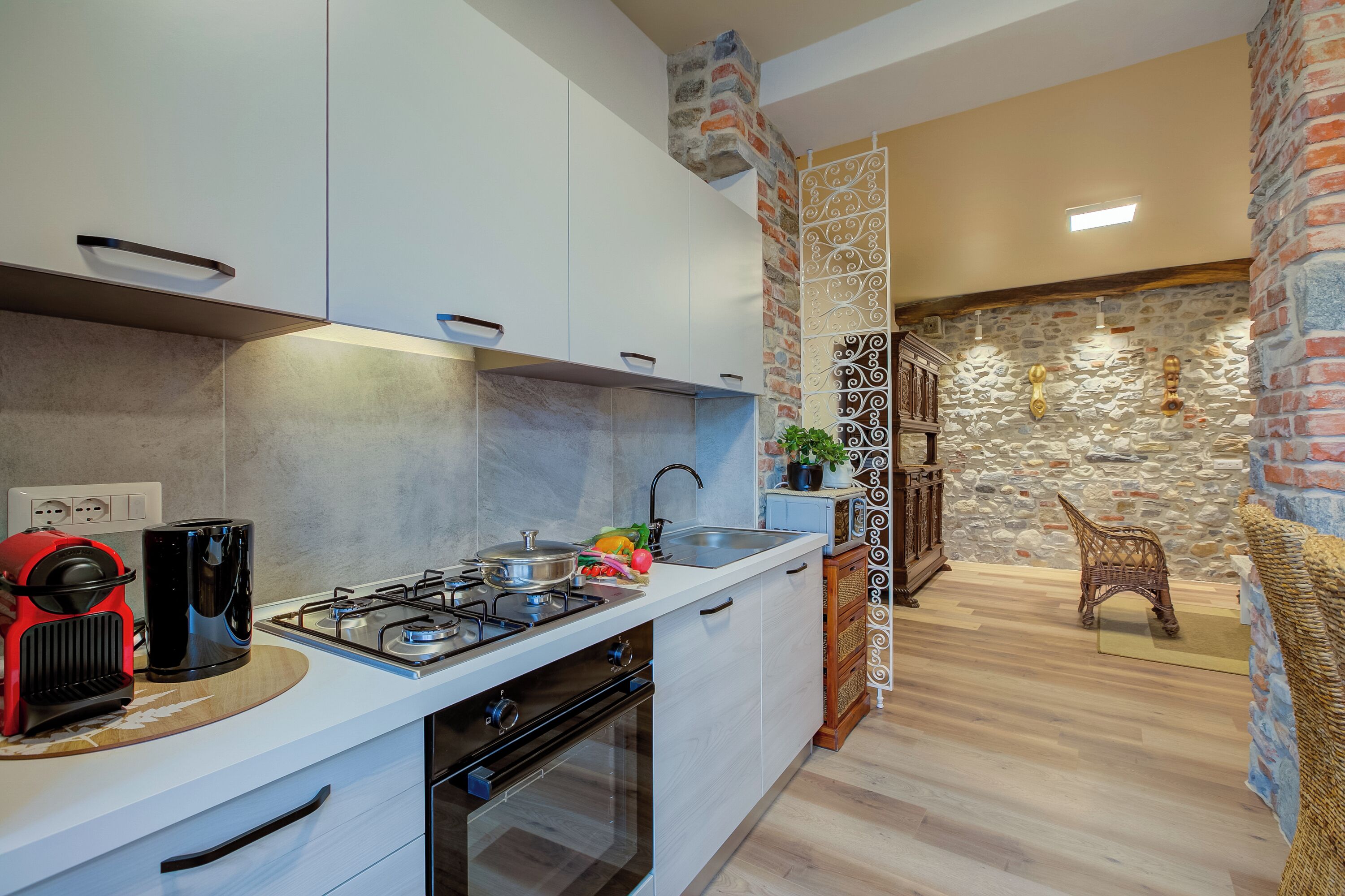 Rumah Keluarga, beberapa kamar (La Valbinella Few Meters From Varese) | Dapur pribadi | Lemari es, microwave, oven, dan kompor