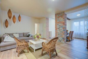 Casa familiar, varias habitaciones (La Valbinella Few Meters From Varese) | Área de sala de estar | Televisión de pantalla plana de 21 pulgadas con canales por cable