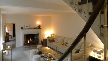 Televisie en een open haard