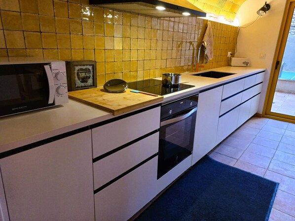 Kühlschrank, Mikrowelle, Ofen, Herdplatte